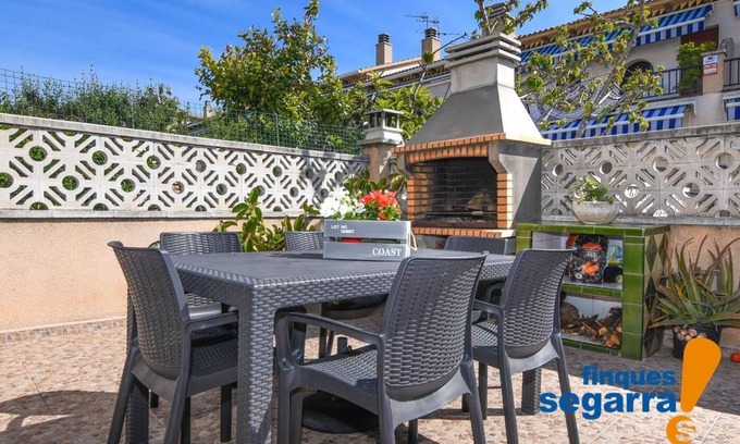 El Roc de Sant Gaieta House | Townhouse with barbecue and communal area with pool