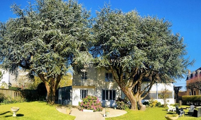 Saint-Junien House | TOWNHOUSE WITH GARDEN IN QUIET NEIGHBORHOOD