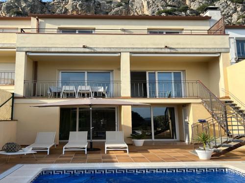 L'Estartit House | Townhouse with Waterfront Views near Beach