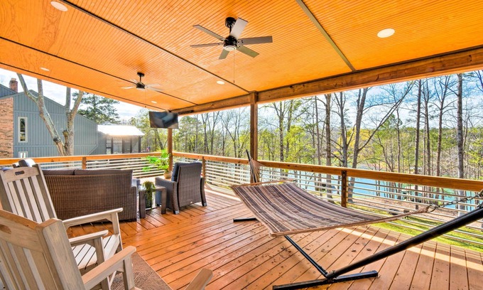 Townville House | Townville Lake House w/Private Dock, Kayaks!