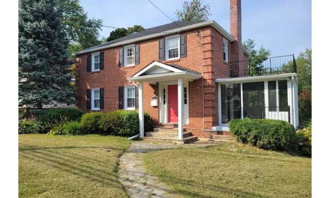 Towson House | Towson Beautiful Home 5 minutes from Everything Towson
