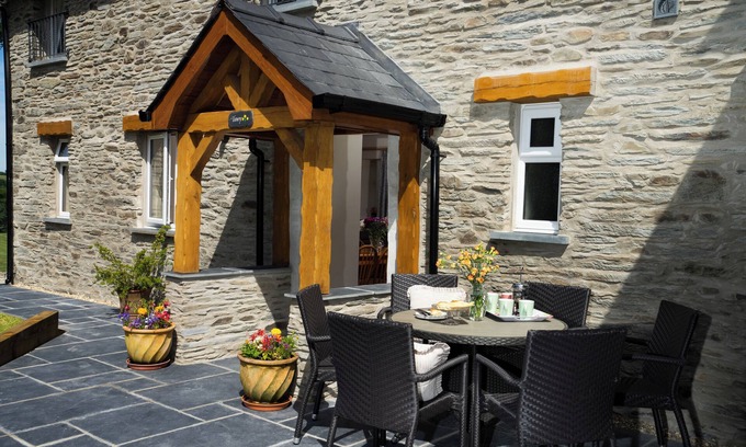 Newcastle Emlyn Cottage | TOWY COTTAGE, pet friendly, luxury holiday cottage in Cenarth