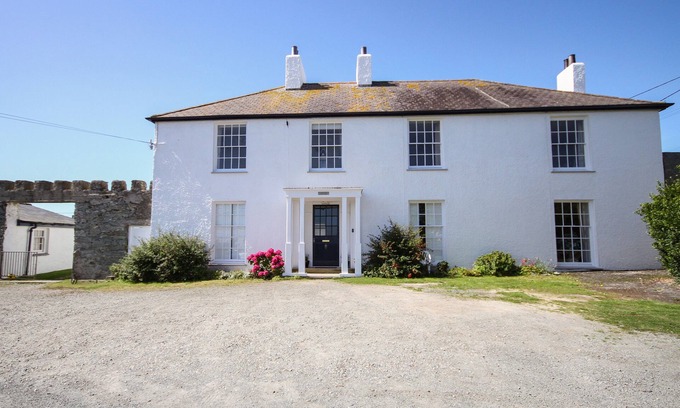 Trearddur Bay Cottage | TOWYN LODGE, family friendly, with a garden in Trearddur Bay