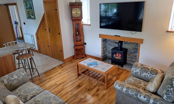 Trecynon Cottage | Tradional 2 bed cottage near Zip World, Beacons, Bike Park Wales Waterfalls