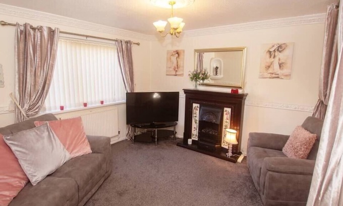 Chapeltown House | Traditional 3BD Family Home in Sheffield