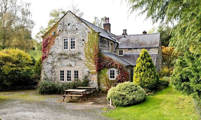 Ashford-in-the-Water House | Traditional 5 bedroom stone built farmhouse, near Monsal Trail and Bakewell.