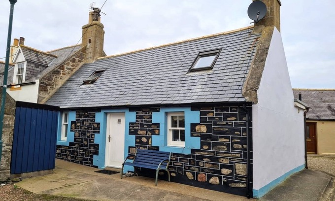 Banff Cottage | Traditional cottage close to harbour and beach
