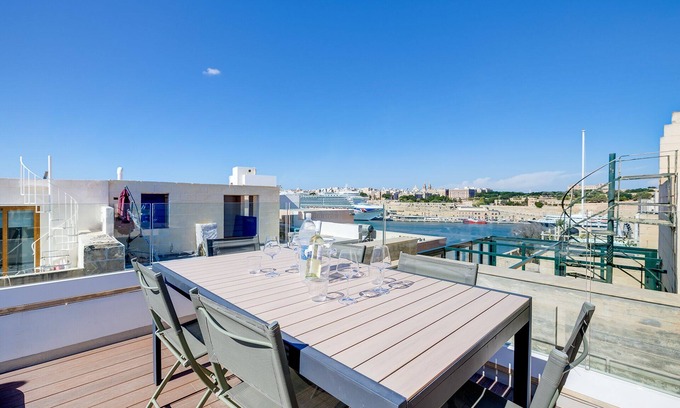 Senglea House | Traditional Maltese Townhouse wt Terrace and Pool