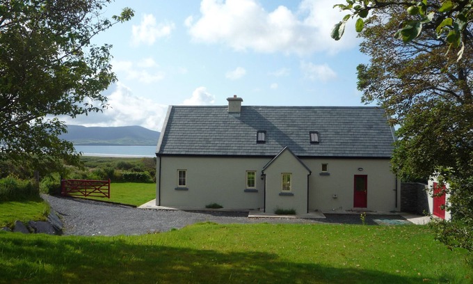 Emlaghmore Cottage | Traditional style cottage free WiFi short walk from Reenroe Beach Ballinskelligs