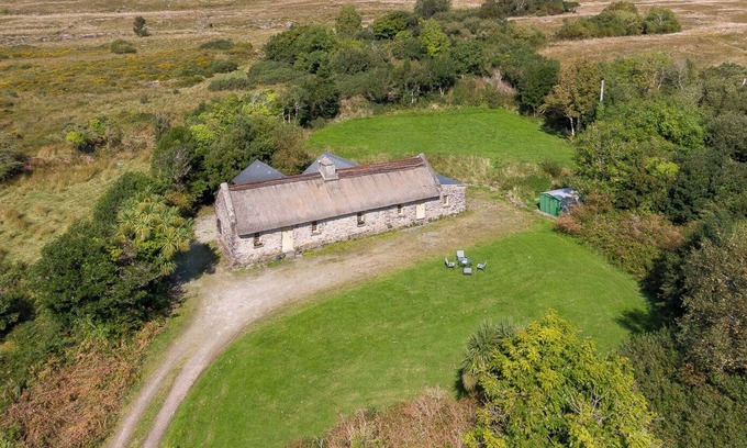 Templenoe Cottage | Traditional style thatched cottage in Kenmare