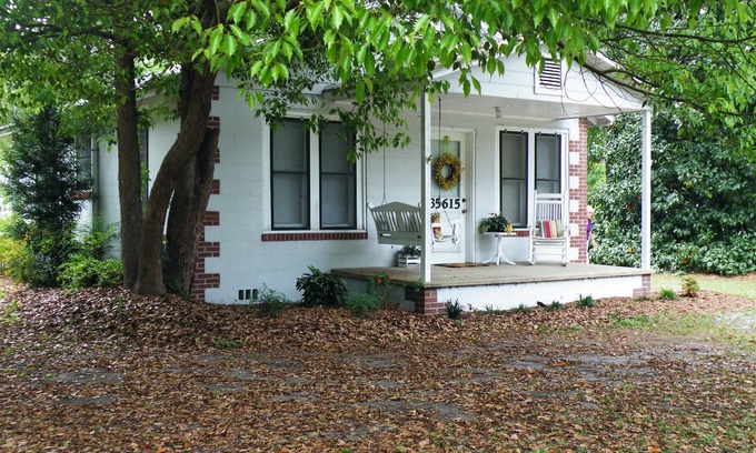 Folkston Cottage | Train Watchers' Cottage on Way to Okefenokee Wildlife Refuge