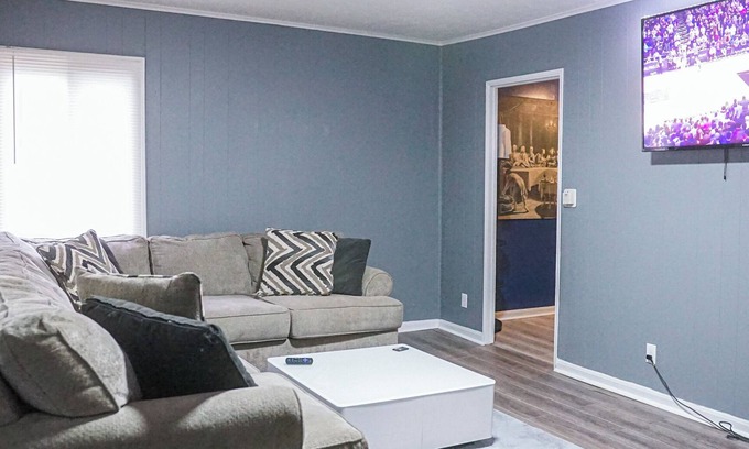 Akron House | Tranquil 2-bedroom house with WiFi in Akron