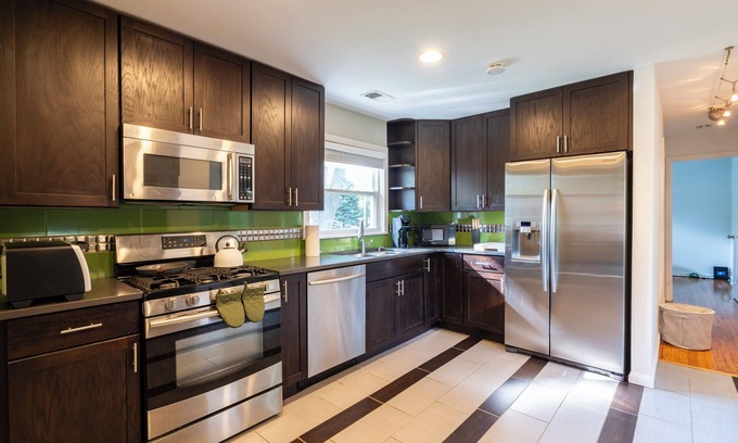 Burr Ridge House | Tranquil 3-Bedroom House with Pond View, Spacious Backyard, and Modern Amenities