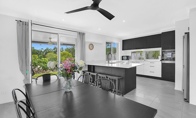 Parkwood House | Tranquil 3-Bedroom Home in Heart of Parkwood