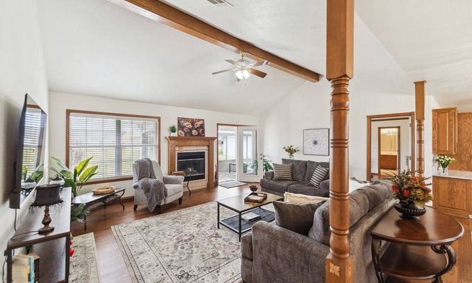 Pryor House | Tranquil 3 bedroom home in South Pryor AC,Wifi