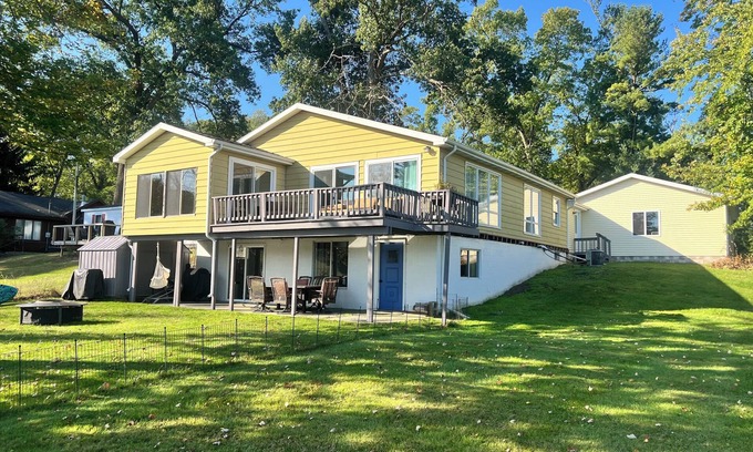 Paw Paw House | Tranquil 3-bedroom lake haven in lovely Paw Paw with WiFi, AC