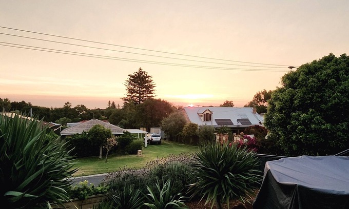 Yanchep House | Tranquil 5-bedroom house, less than a 10 min walk to the famous Yanchep Lagoon