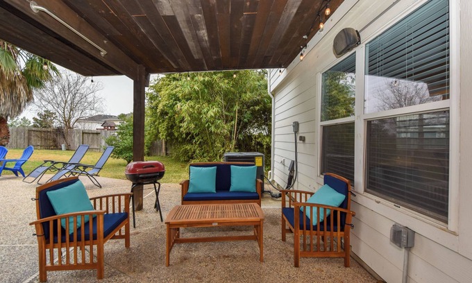FM 1960 House | Tranquil 6-Bedroom w/Pool 25 Min to Downtown SO