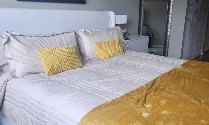 North Miami Bed & Breakfast | Tranquil bed & breakfast with AC in North Miami, BBQ, pool and parking space