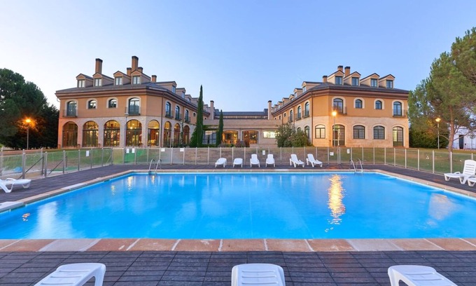 Cebreros House | Tranquil Family Room Near Downtown Ávila – 3 Miles Away