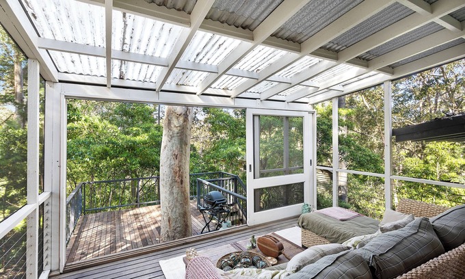 Lilli Pilli House | Tranquil family-sized treehouse. Ocean glimpses with outdoor deck.