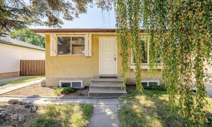Southwest Calgary House | Tranquil Home in Bracewood Community of Calgary Southwest Alberta.