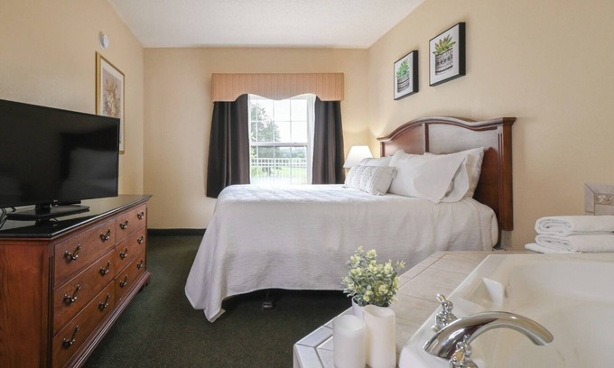 Pembine Hotel | Tranquil Island Room with Indoor Swimming Pool – Ideal for Adventurers