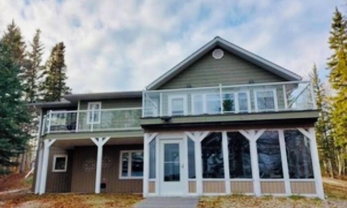 Cranberry Portage Cabin | Tranquil Lakefront Heron House