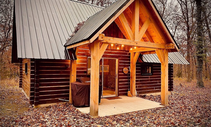 Pottersville Cabin | Tranquil Log Cabin adjacent to Mark Twain National Forest + minutes to the river