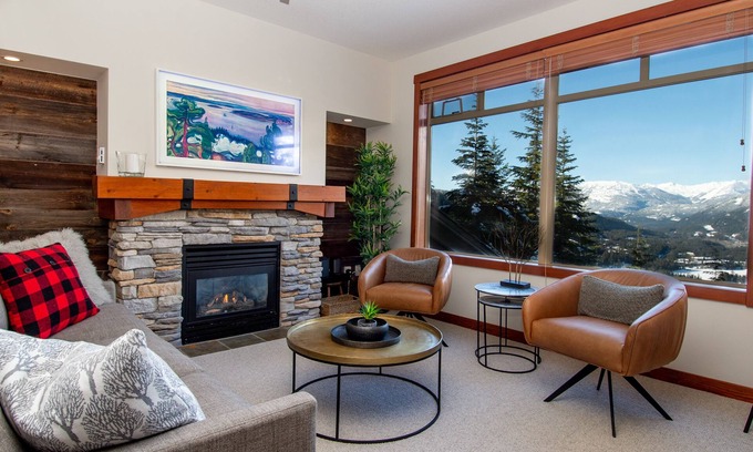 Nordic Estates House | Tranquil Oasis - Stunning Views - Ski/Bike In & Out , Hot Tub ★ ★ ★ ★ ★