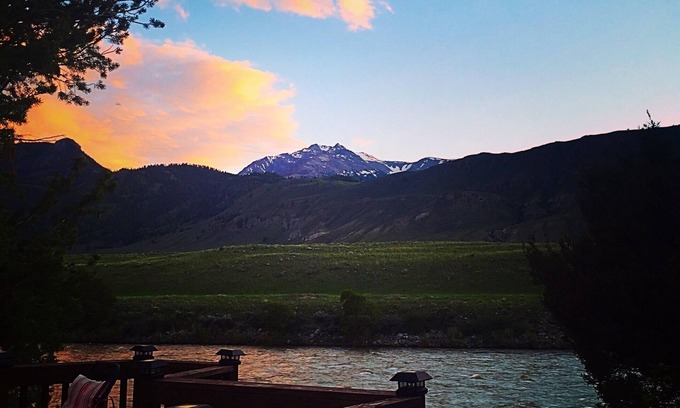 Gardiner House | Tranquil Private Home on the Yellowstone River