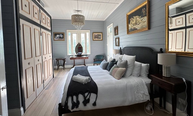 Ewingsdale House | Tranquil Retreat: Charming Country Homestead on 12 Acres, 6km to Byron Bay