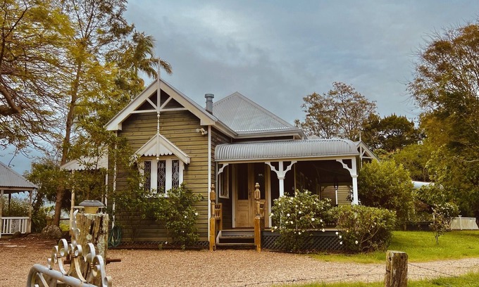 Ewingsdale House | Tranquil Retreat: Charming Country Homestead on 12 Acres, 6km to Byron Bay