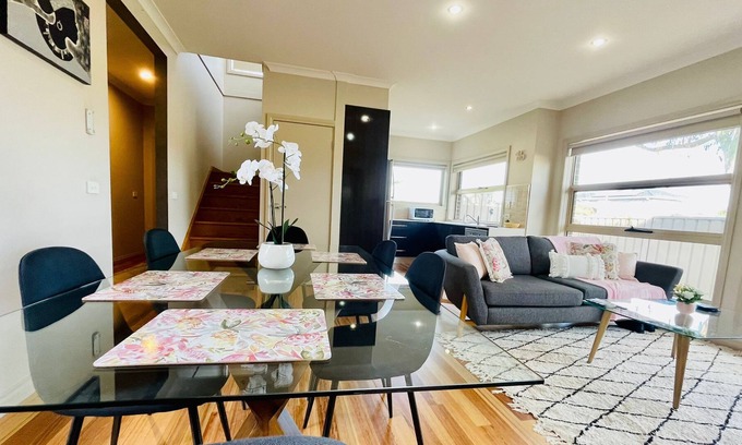Glenroy House | "tranquil Retreat Near Airport: A Spacious 3-bedroom Haven"