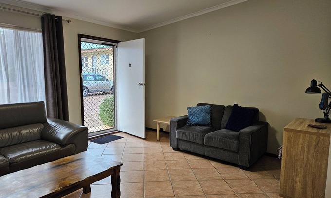 Mira Mar Apartment | Tranquil retreat on Middleton Road, mid-way between the city and the sea!