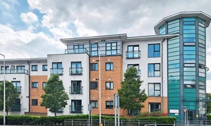 Grays Apartment | Tranquil Riverside Apartment in Grays