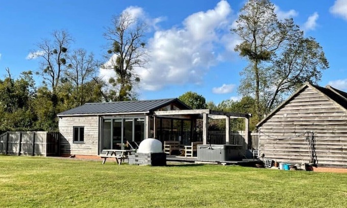 Eldersfield Cottage | Tranquil rural retreat hot tub and pizza oven