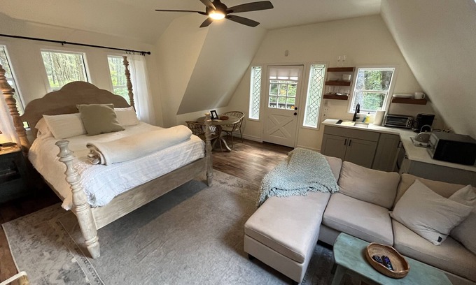 Grants Pass Apartment | Tranquil Studio Amongst the Pines Near Redwood Highway - Pet Friendly!
