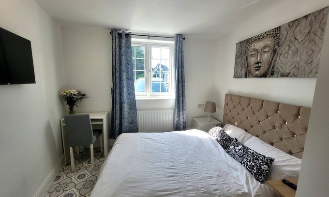 South Ruislip Apartment | Tranquil Studio Retreat with free parking