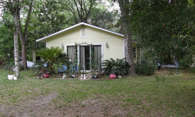 Homosassa Cottage | Tranquil Waterfront Cottage. 1 Bedroom, 1 Bathroom. Sleeps 2