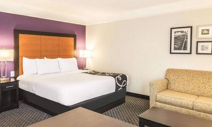 Airport North Hotel | Travel With Ease – Free Shuttle + Comfortable Accommodation | Free Breakfast
