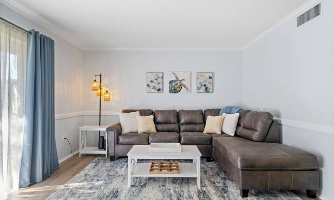 Bayview Condo | Traveler's Paradise! 1/1 Condo W/D Private Beach!