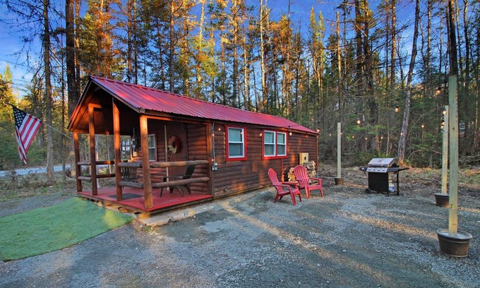 Gilman House | Travelers Haven: Cozy Romantic Log Cabin, Fire Pit, AC, Gas Grill, Dog Included, FAST WiFi,