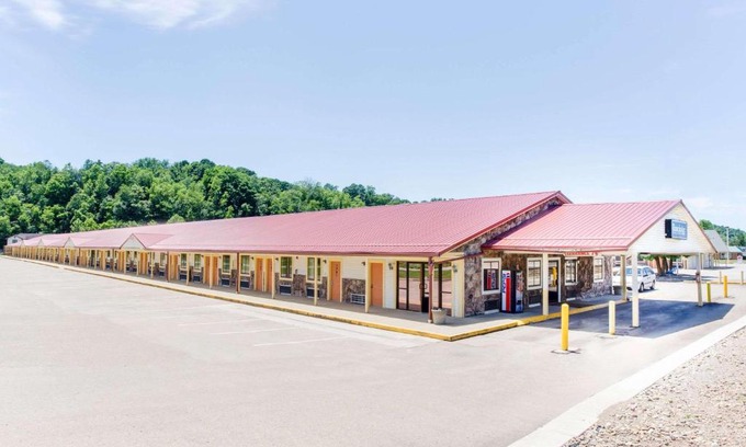 Parkersburg Hotel | Travelodge by Wyndham Parkersburg
