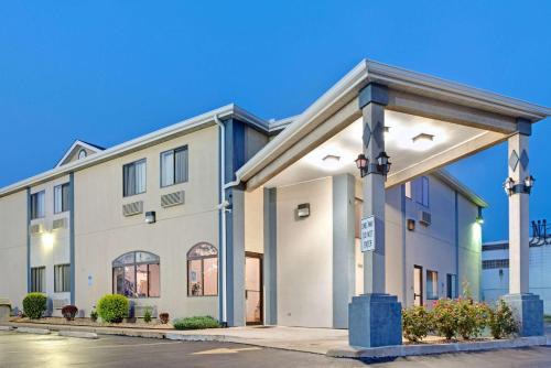 Airport Township Hotel | Travelodge by Wyndham St. Louis