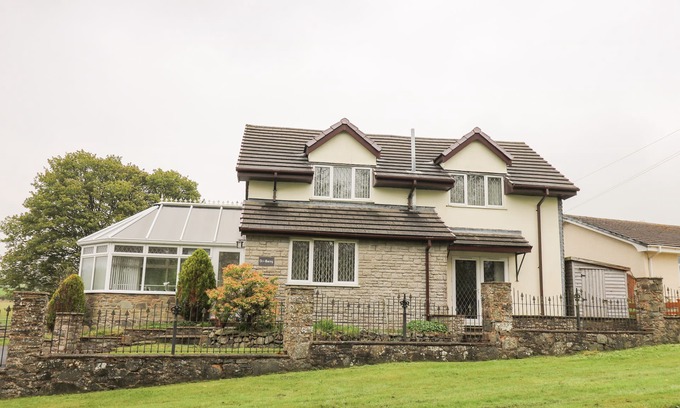 St Harmon Cottage | TRE GARREG, pet friendly, country holiday cottage in Rhayader
