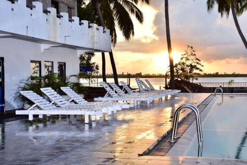 Manmunai North Hotel | Treatooo Lake resort