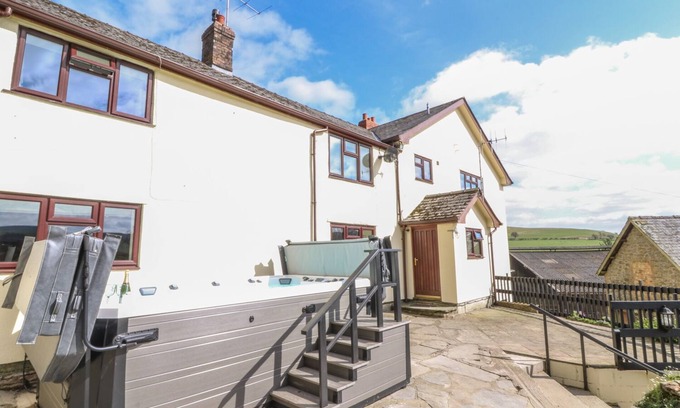 Bleddfa Cottage | TREBOETH, pet friendly, character holiday cottage in Knighton