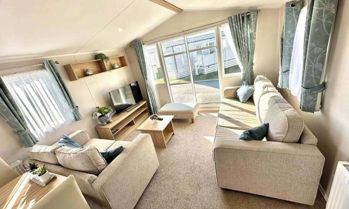 Newton Cabin | Trecco Bay - Sleeps 6 - Pet Friendly - Parking