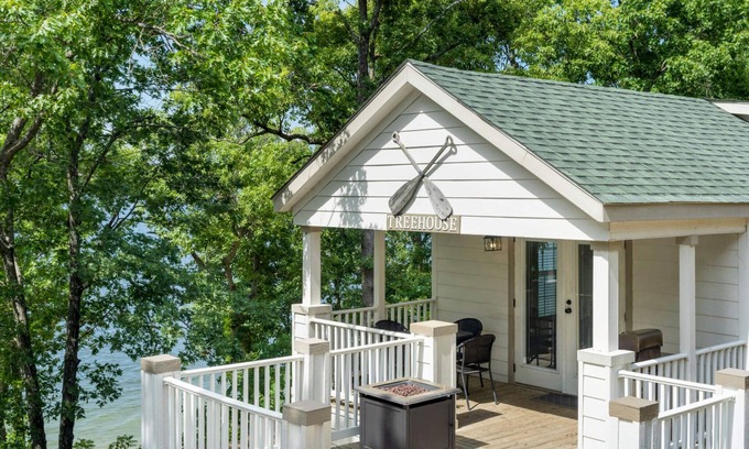 Sperry Cottage | Tree House at CrossTimbers Marina